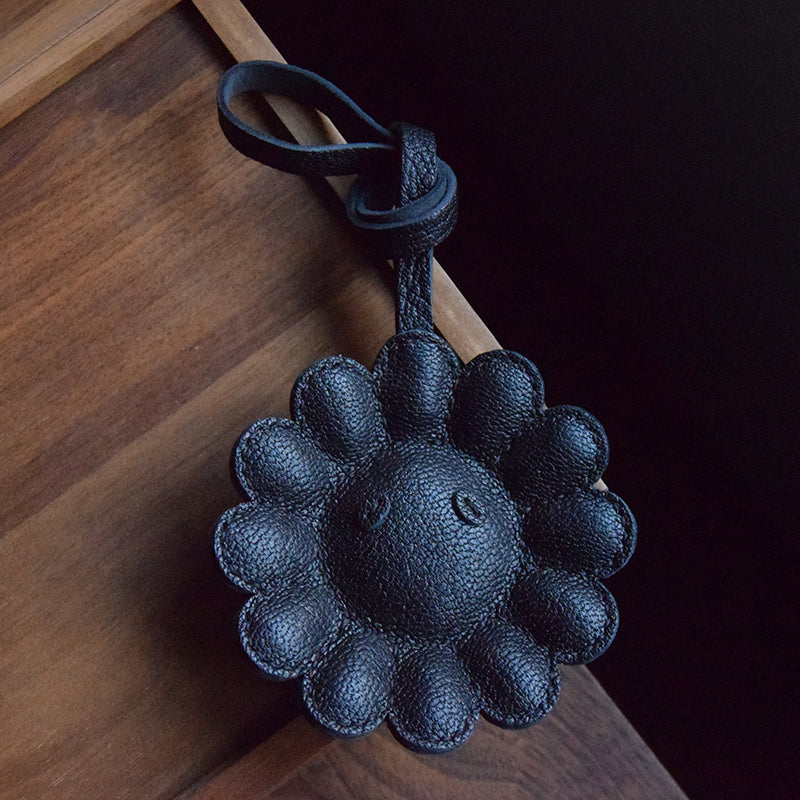 SCHWARZE BLUME CHARM