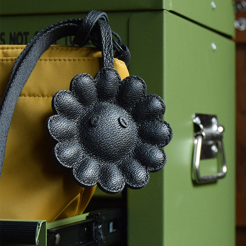 SCHWARZE BLUME CHARM