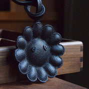 SCHWARZE BLUME CHARM