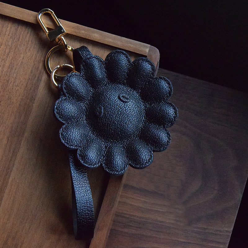 SCHWARZE BLUME CHARM