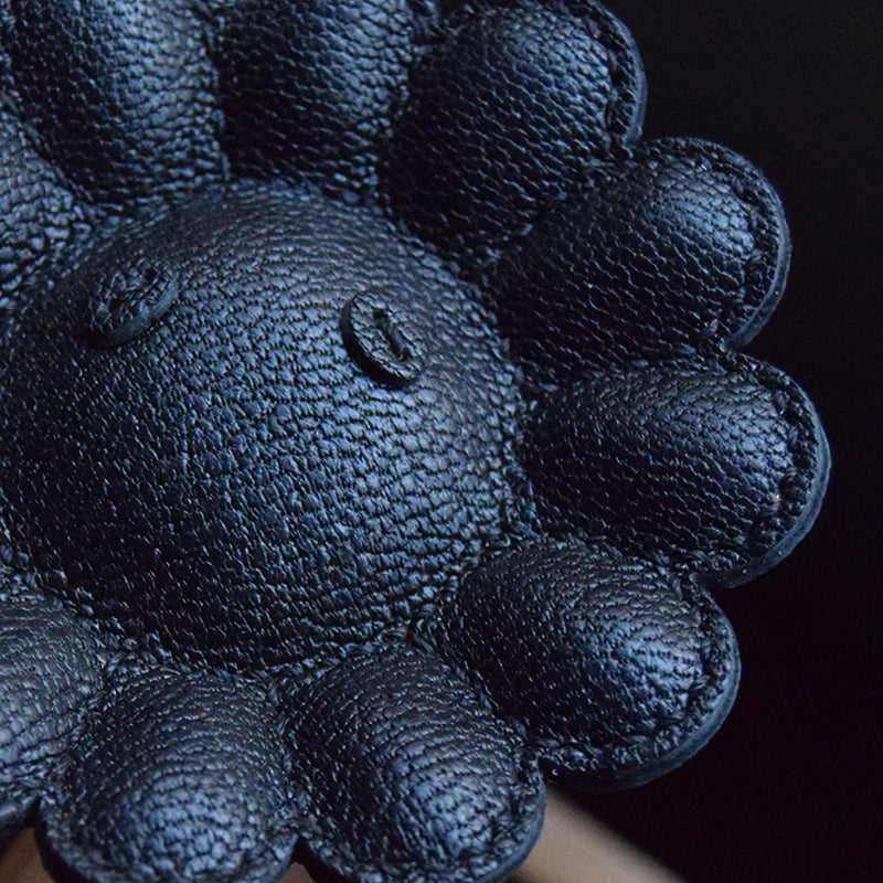 SCHWARZE BLUME CHARM