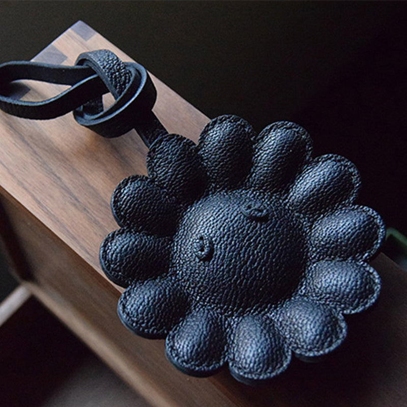 SCHWARZE BLUME CHARM