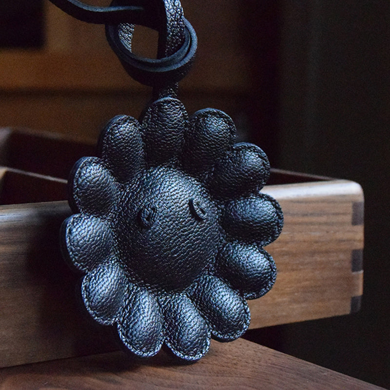 SCHWARZE BLUME CHARM